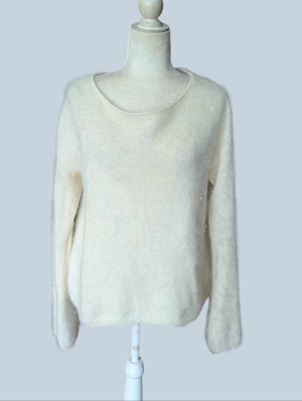 Vtg Cream Boat neck Fuzzy Angora Blend Cozy Soft Oversized Classic Sweater Sz M